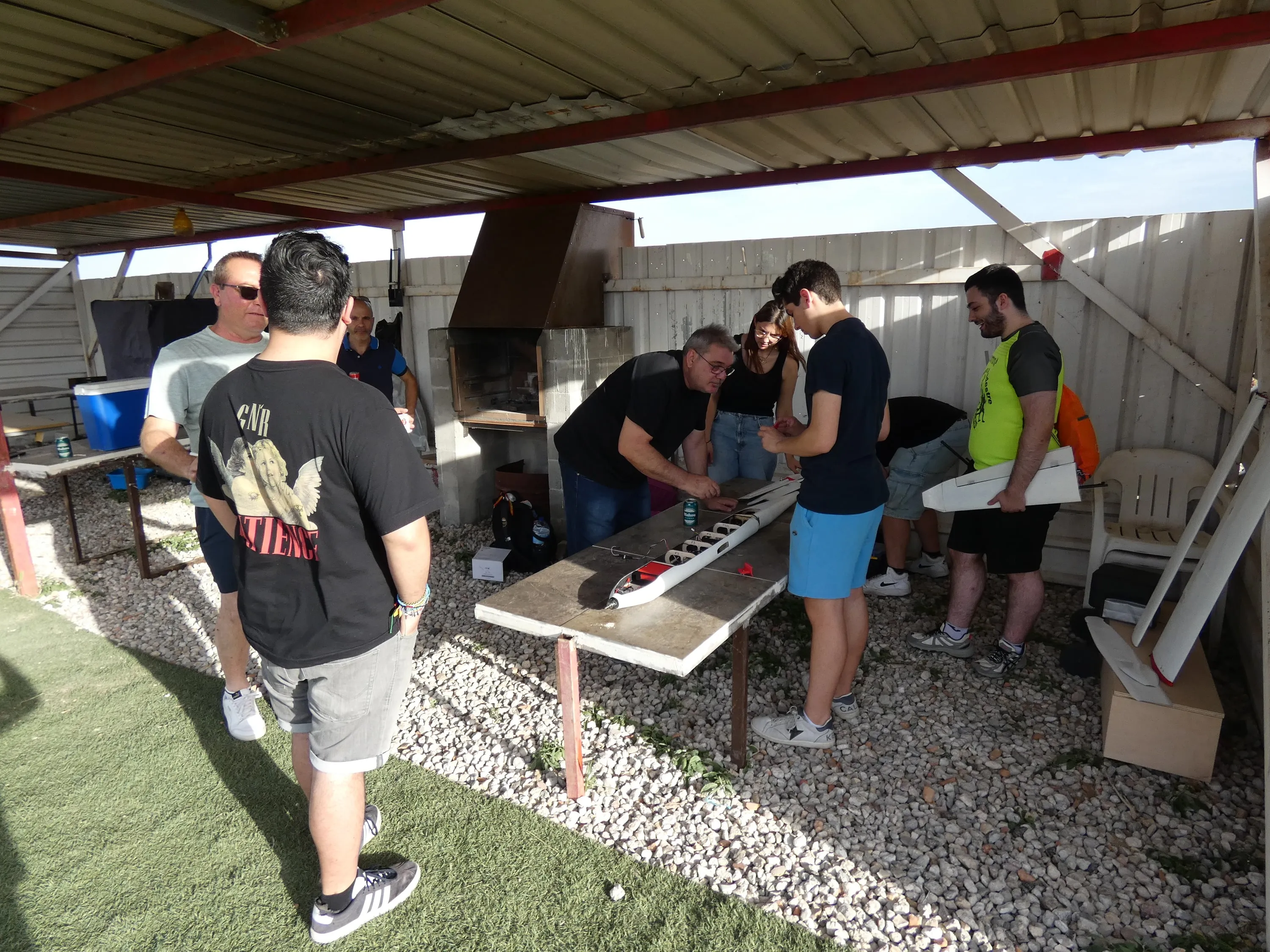 El equipo trabaja en la caseta del campo de vuelo.