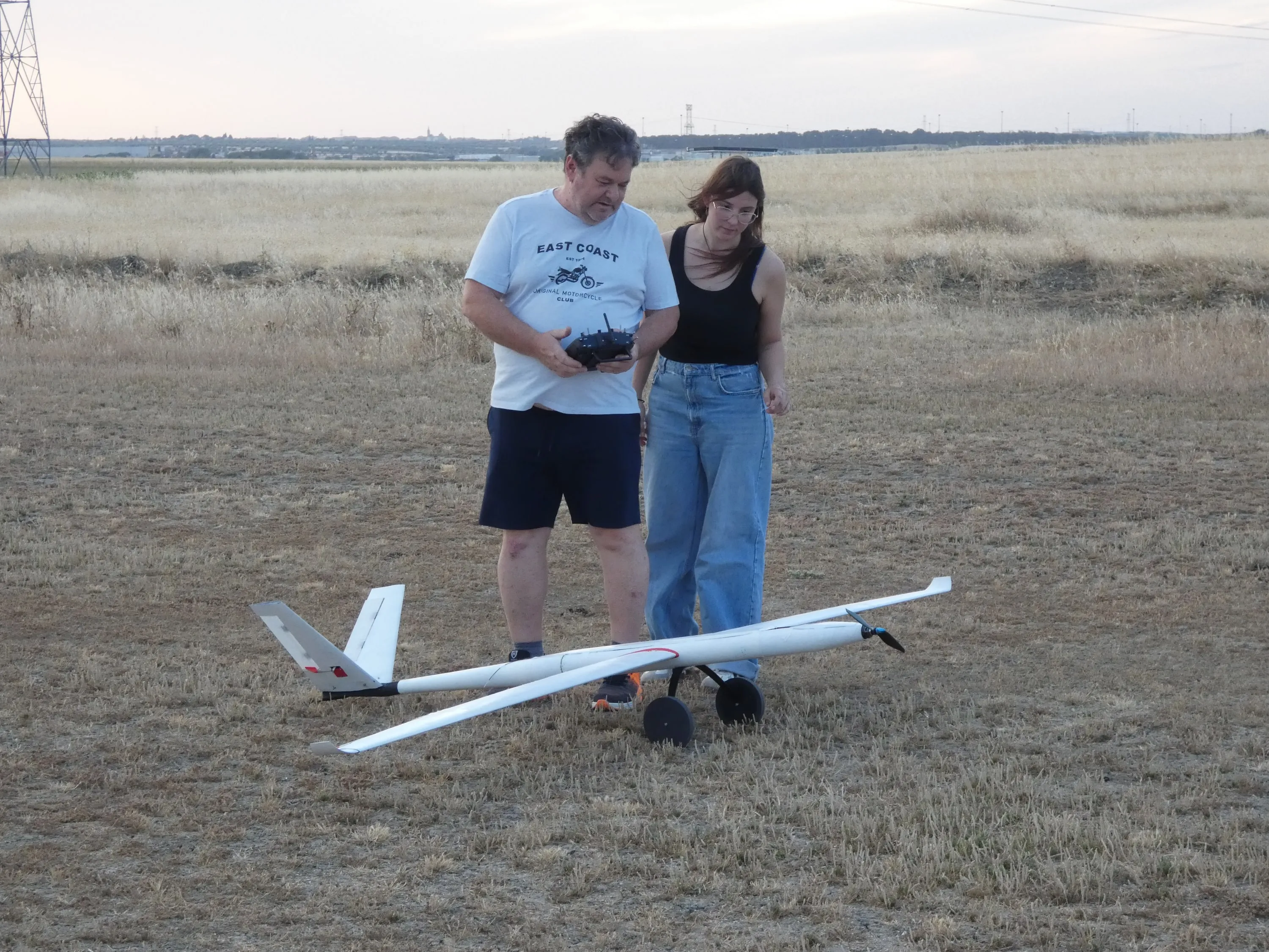 El Eclipse en el campo al atardecer, con el piloto y otra integrante del equipo.