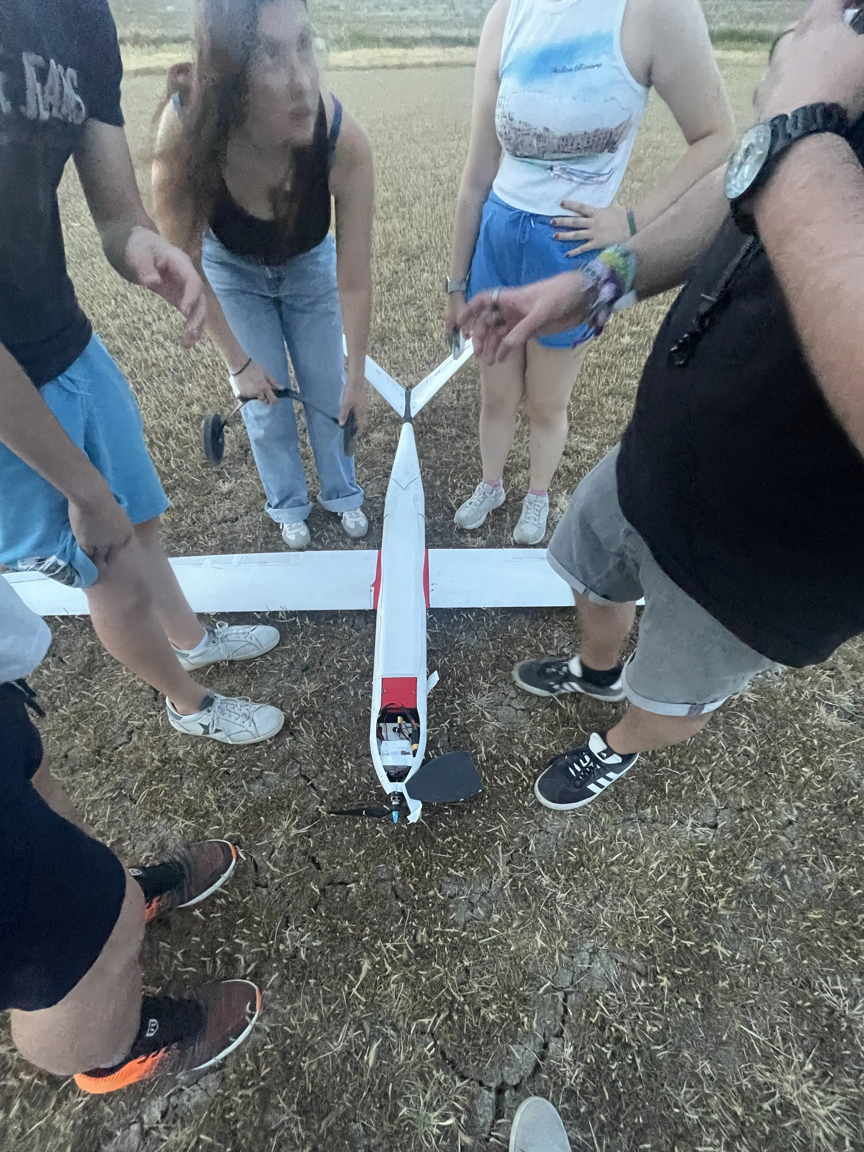 Miembros del equipo alrededor del Eclipse, en un plano tomado desde abajo.