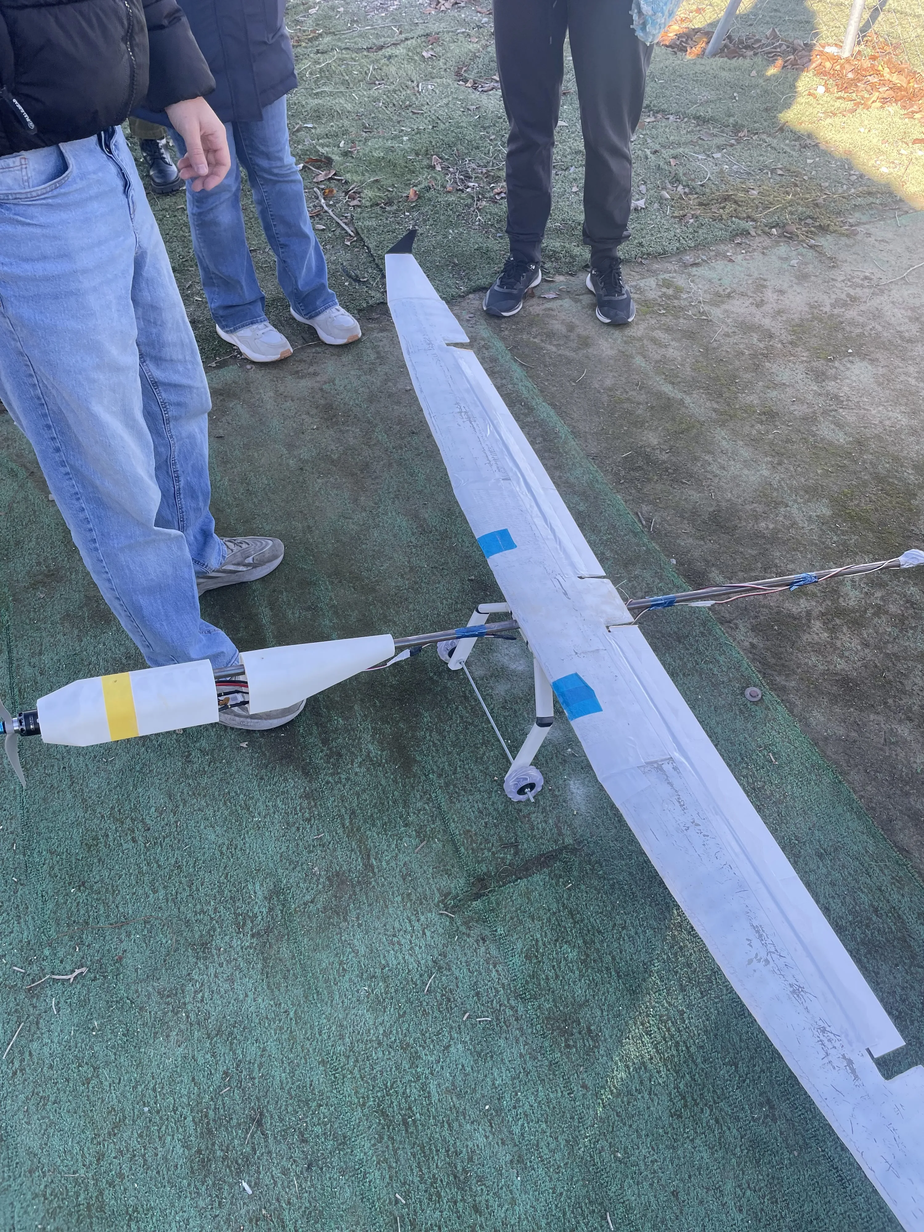 Montaje del ala y el fuselaje durante la primera prueba de vuelo.