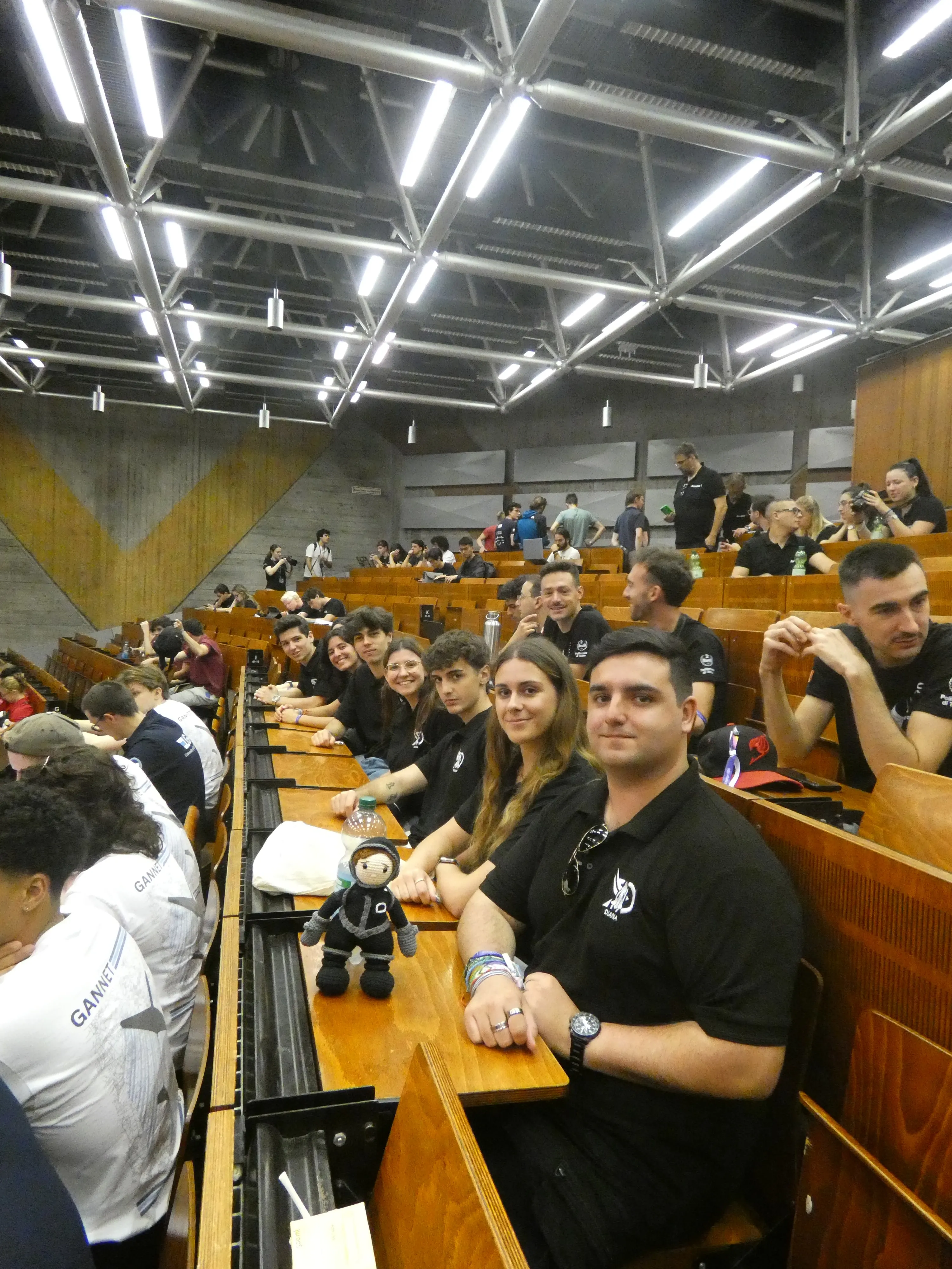Miembros del equipo en un auditorio durante las presentaciones del Air Cargo Challenge.