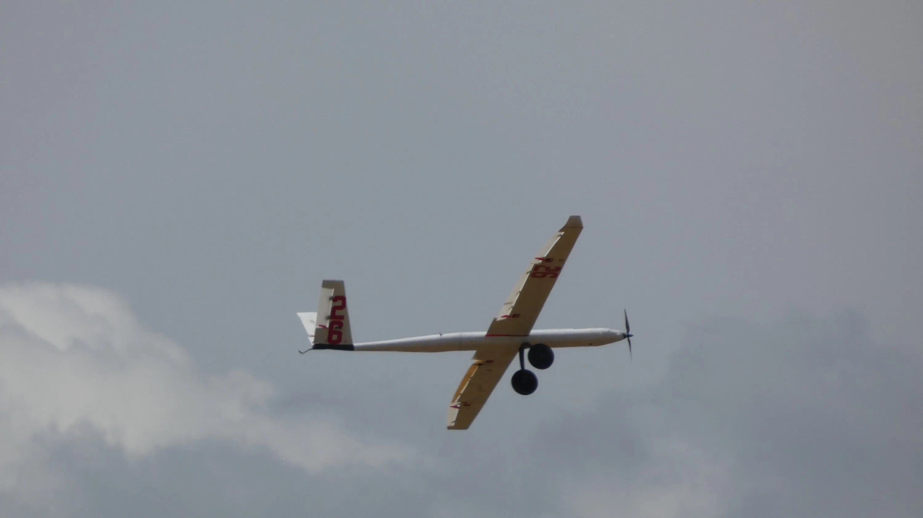 El Eclipse en vuelo, inclinado en un viraje.