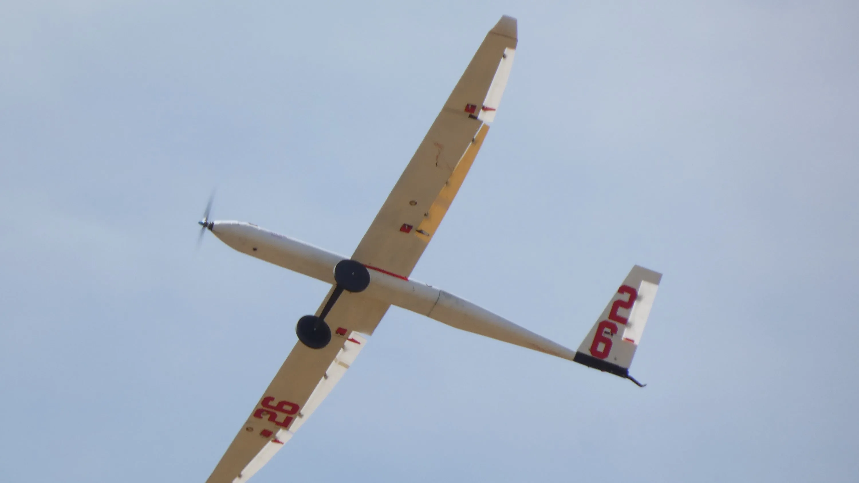 El Eclipse en vuelo en el Air Cargo Challenge 2026, con el dorsal 26 en el ala y en la deriva