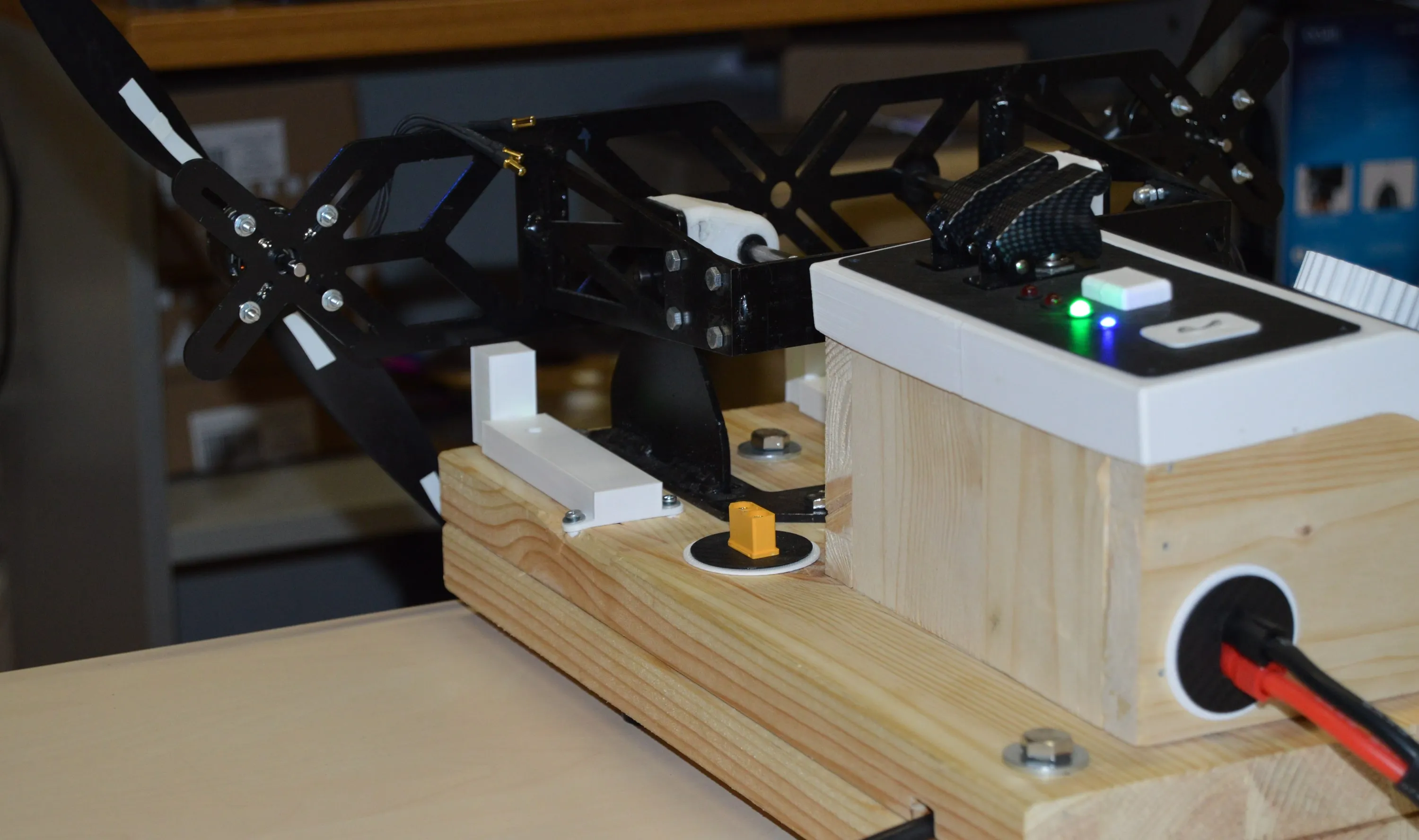 Detalle del banco de pruebas, con el sensor de régimen del motor.