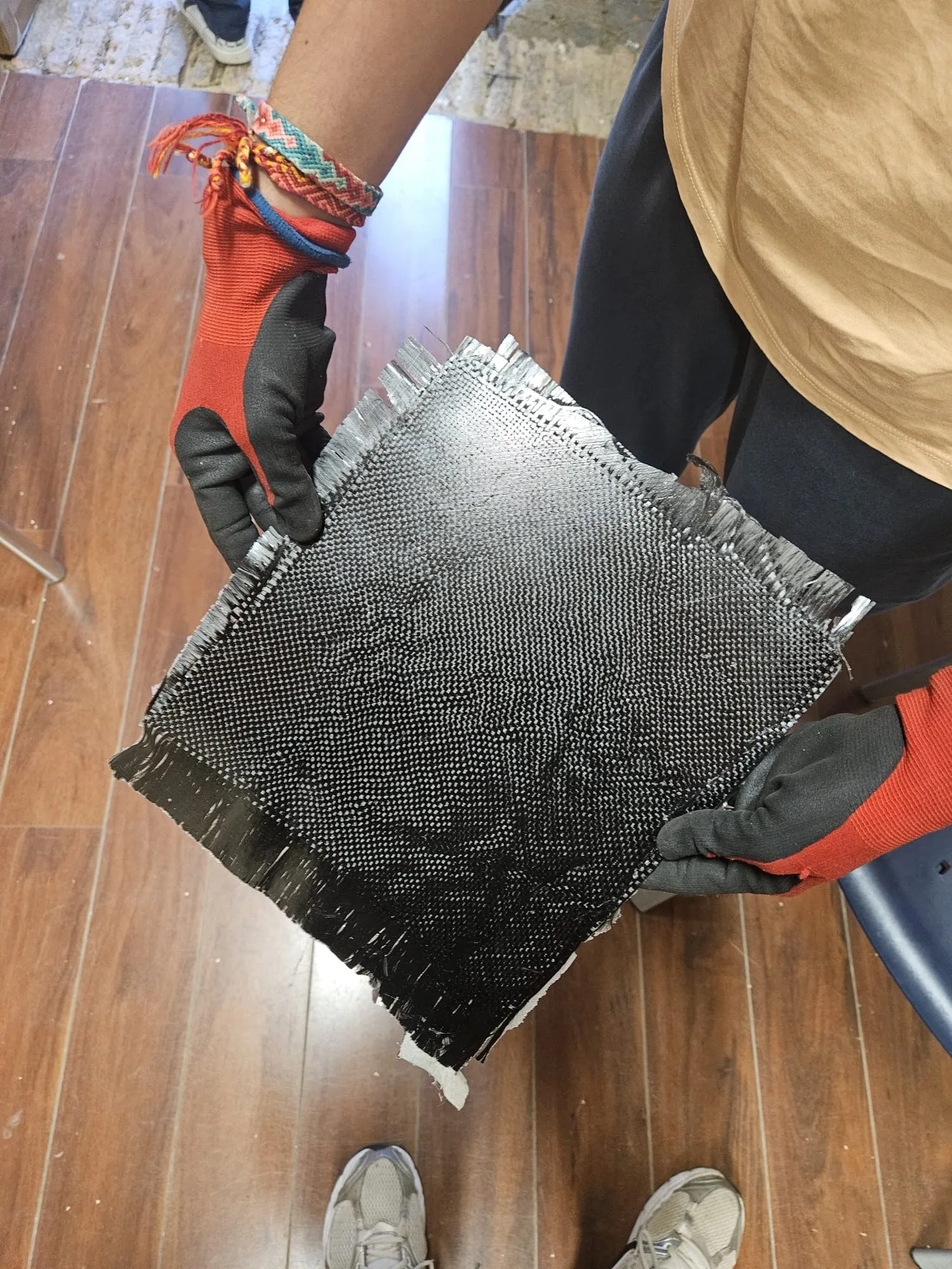 Placa de fibra de carbono de doble capa tras la infusión.