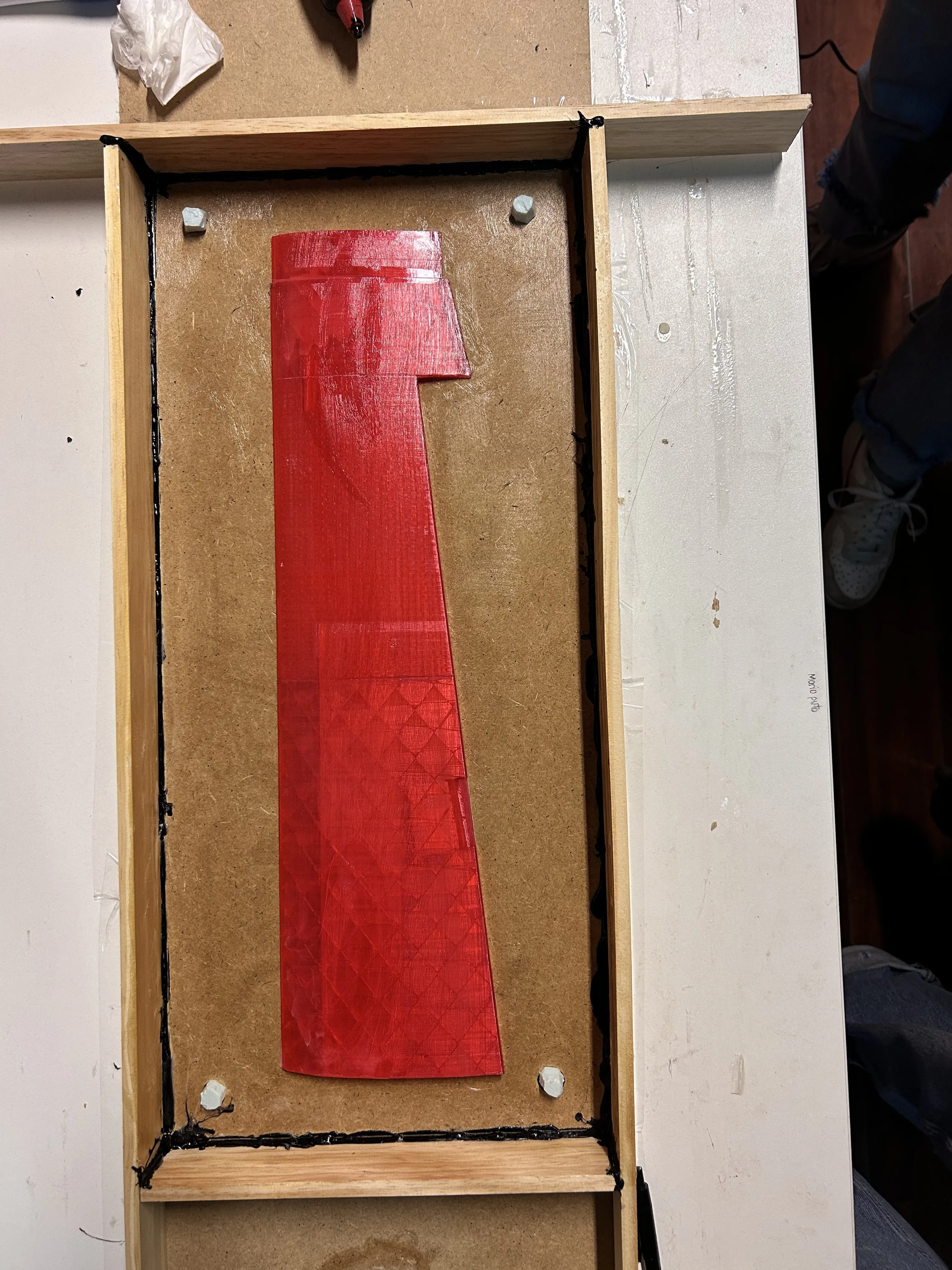 Molde con una pieza roja.