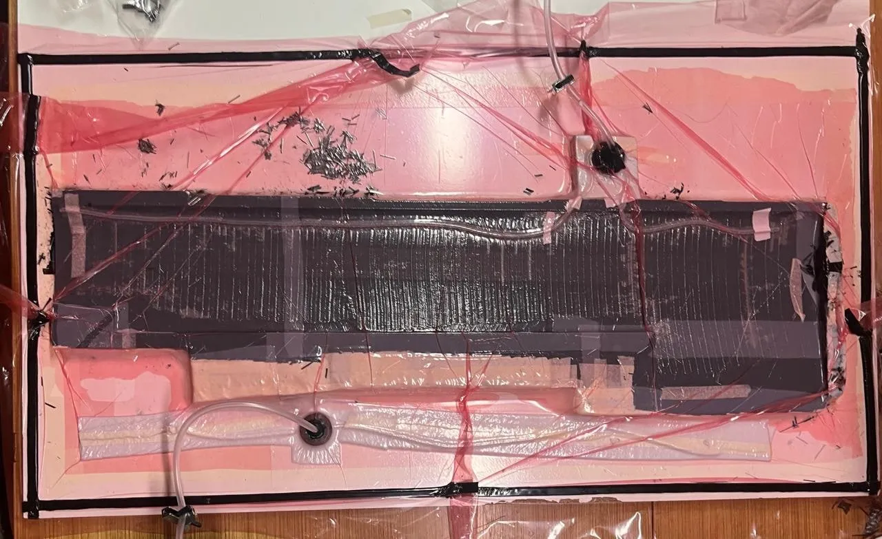 Placa de fibra de carbono dentro de la bolsa de vacío durante la infusión.