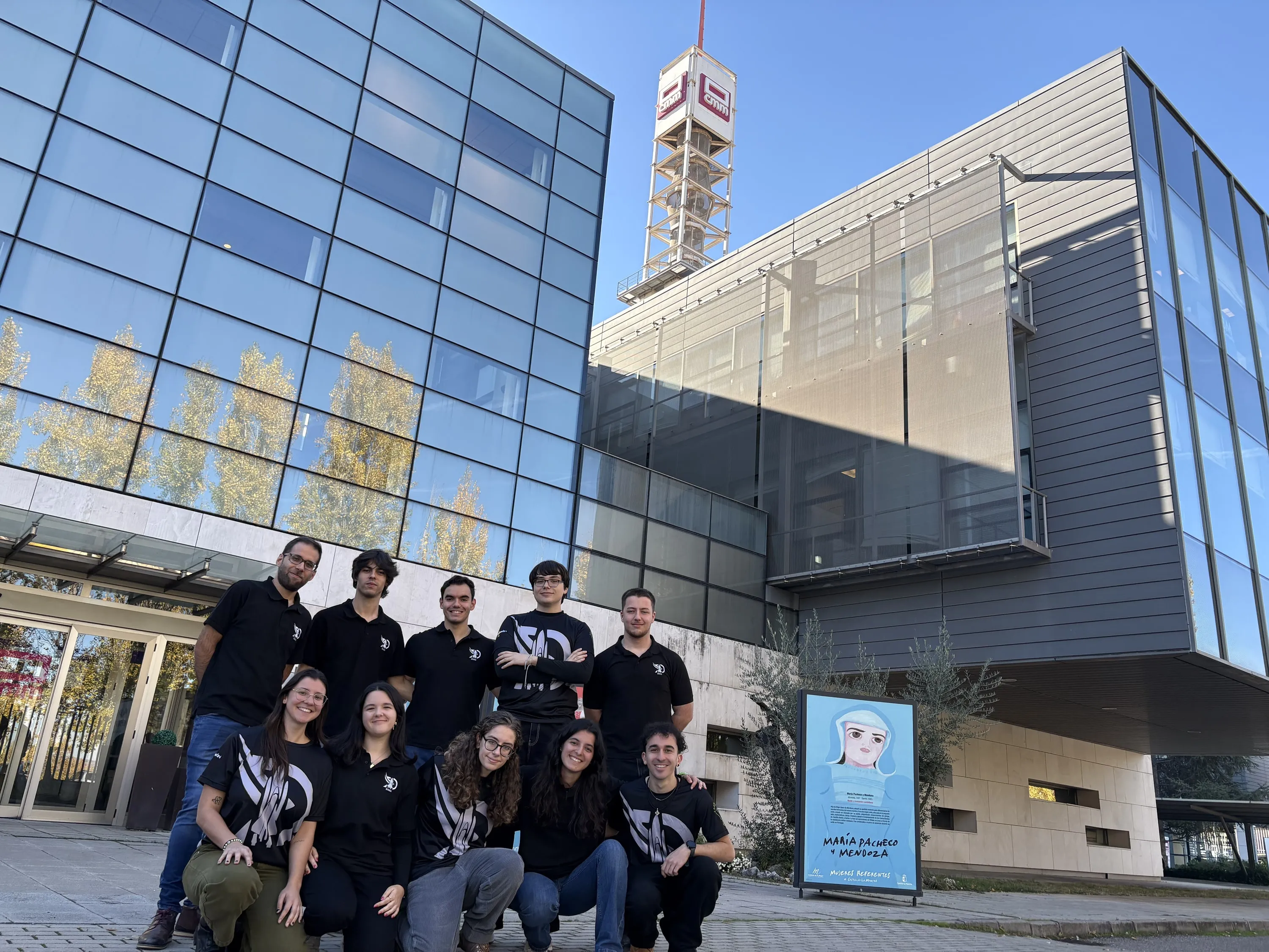 Una docena de miembros del equipo, vestidos de negro, delante del edificio de Castilla-La Mancha Media.