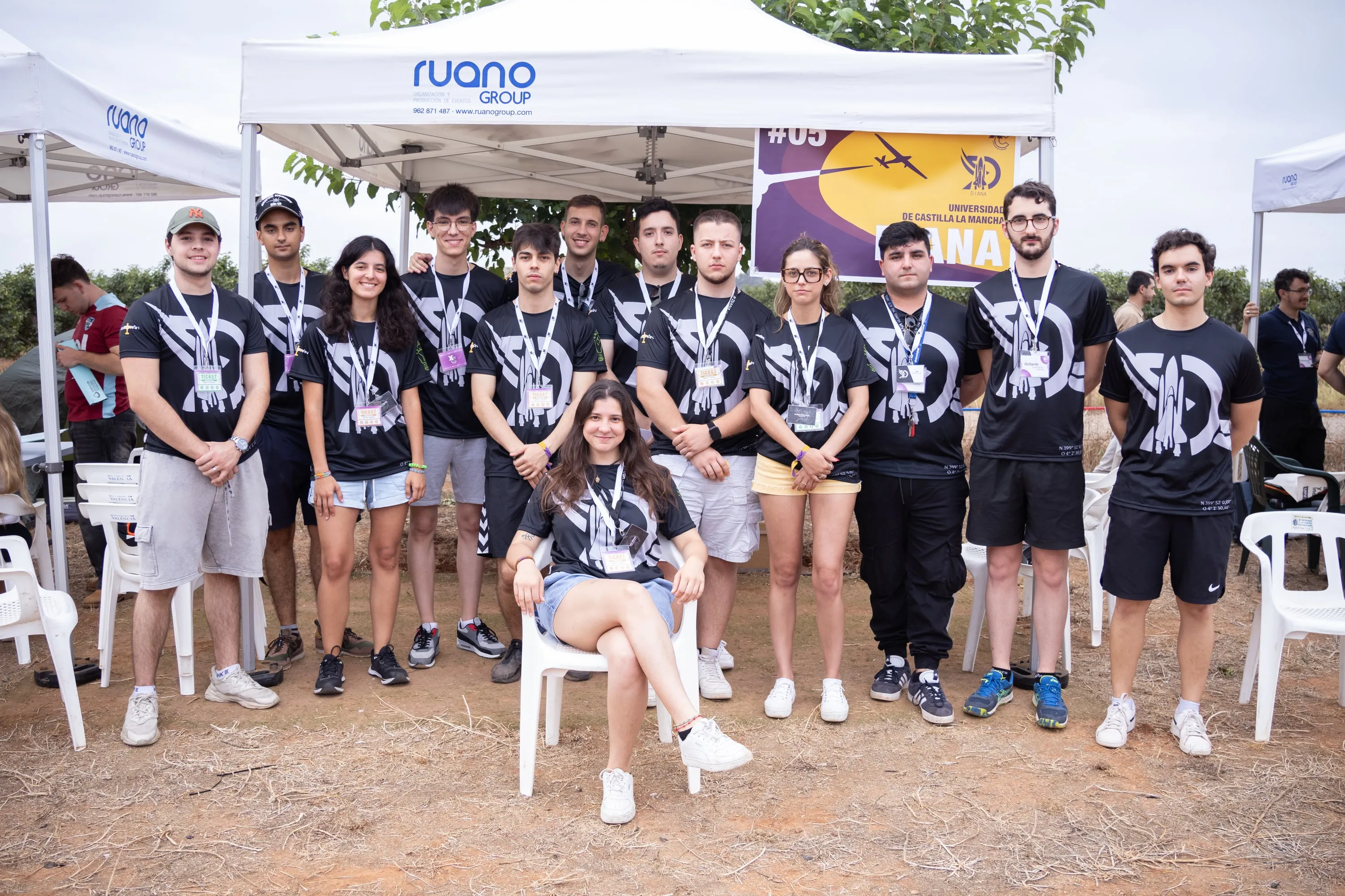 El equipo posa bajo la carpa del XtraChallenge 2025.
