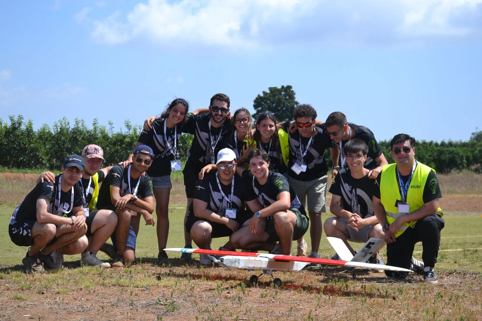 El equipo, agachado en el campo, con el Aurora delante.
