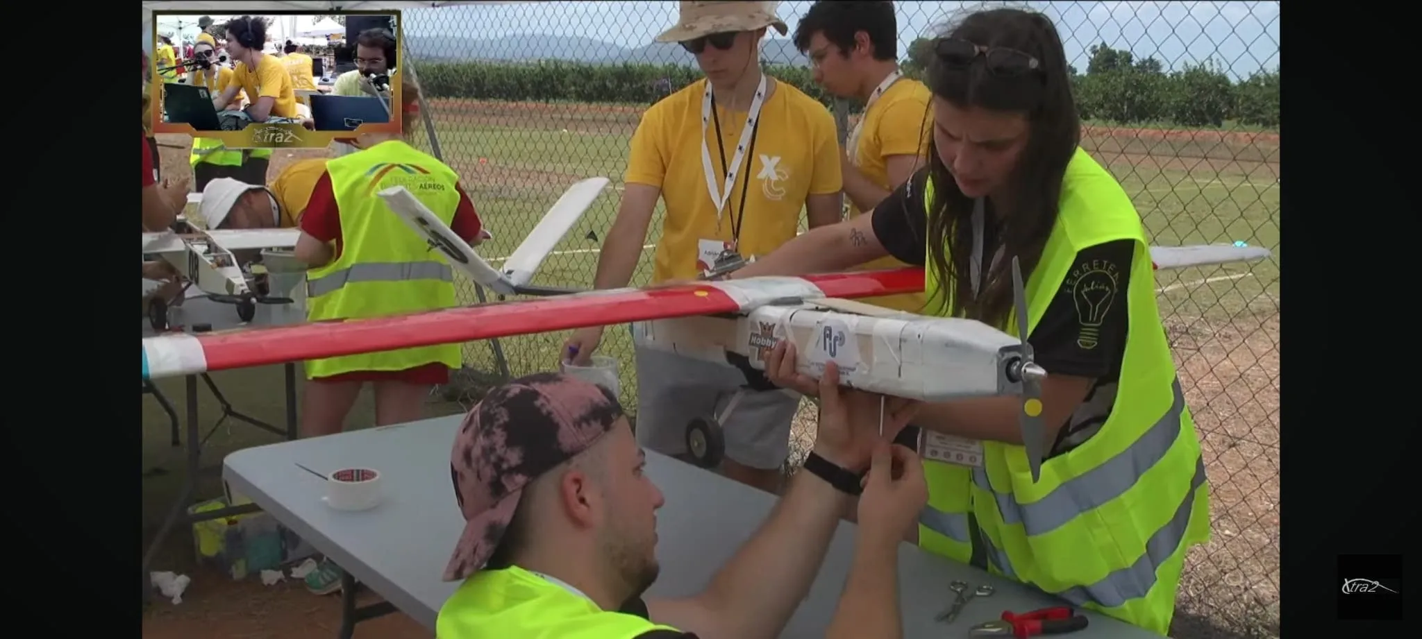 Miembros del equipo trabajan en el Aurora bajo la carpa.