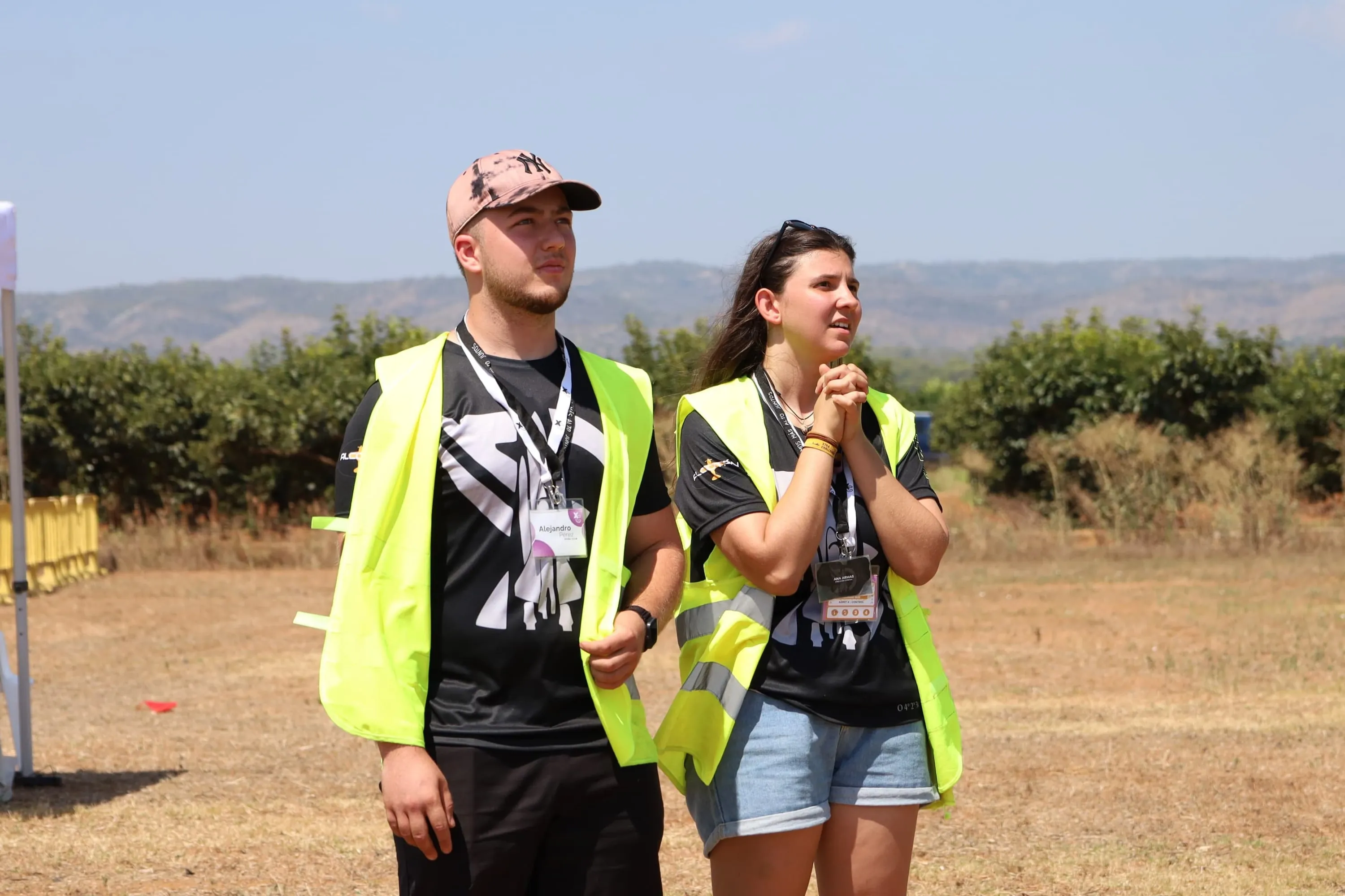 Dos miembros del equipo siguen un vuelo desde el borde del campo.